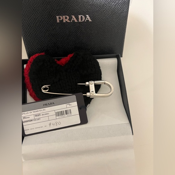 PRADA Spille in tessuto knitted heart
Nero+Rosso ❤️❤️❤️ - Picture 12 of 15